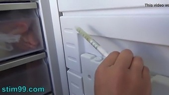 精液用注射器注入子宫,刺激自己