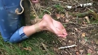 赤脚宝贝在户外被绑起来,业余恋足视频