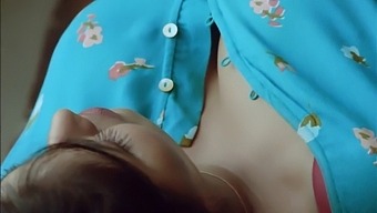 一个中年女人用她丰满的乳房诱惑她的男友