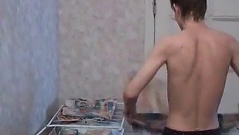 成熟的男同性恋在硬核视频中愉悦年轻男子的阴茎