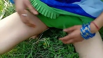 印度女人的亲密时刻近距离观看
