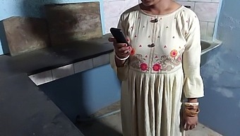 妻子在厨房里被她的少女继子操了
