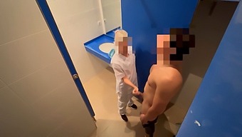 我在厕所里偷偷溜进去打手枪,而一个健身清洁女孩走进来给我口交