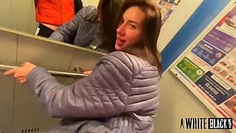 我的邻居,一个性狂热的女人,在电梯旁抓住我,在回家的路上和我做爱。