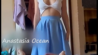 继妹发现哥哥在穿衣服时自慰