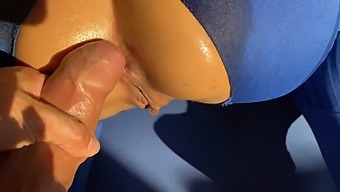 继妹享受瑜伽课,扭动身体 - 骑着涂了油的巨大阴茎并在她的乳房上射精