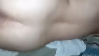 我的小姨子只穿内裤,调皮地奚落我