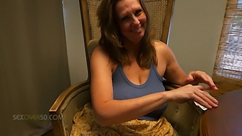 一个火辣的熟女继母教她的继子如何打牌,并给他上了一堂性爱课。