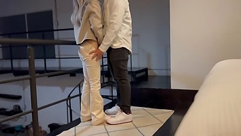 一个金发少女在业余视频中与她的朋友分享足部幻想。