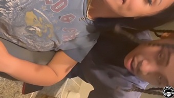 继母的大奶子和她对硬鸡巴的渴望在一场硬核场景中展现出来。