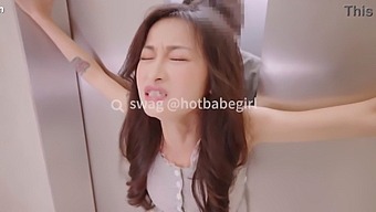 小巧的亚洲女人被困在电梯里,经历了激情的性爱,并在她的体内射精