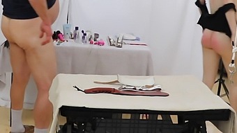 两个年轻女子被捆绑,屈服于打屁股和口交,最终在面部射精中达到高潮