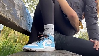 一个年轻的金发女子在公园里让我尽情享受,捕捉户外环境的刺激和pov的亲密感。