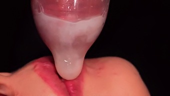 强烈的挤奶口部动作导致多次高潮