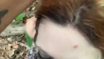 一对业余情侣在树林里被抓住,同时她恳求激烈的性爱