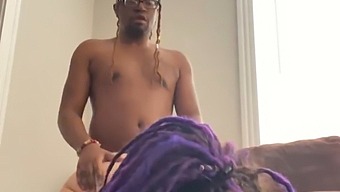 紫发男人在经济问题上挣扎并接受强烈的肛交