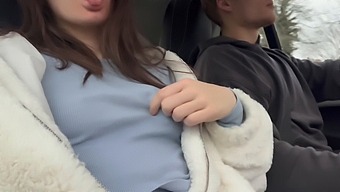 娇小的美女得到热辣的圣诞礼物在她的屁股里。