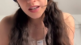Quinn Finite和她胸大的继妹在床上休息的独奏表演。