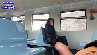 凯蒂·韦斯特的公共火车冒险和火辣的视角体验