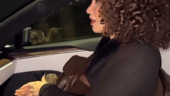 已婚女人在车里和陌生人做爱,而她的丈夫在一旁观看。